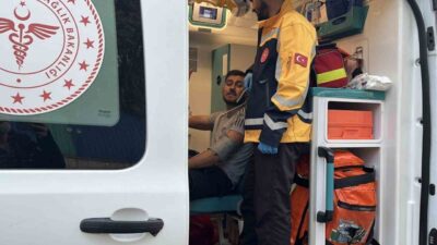Kocaeli’nin Darıca ilçesinde, bir binanın çatısında çıkan yangında, dumandan etkilenen