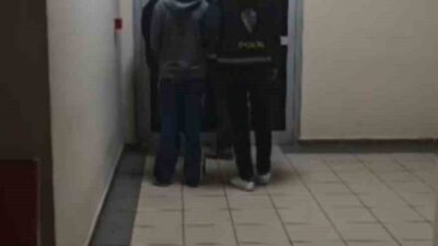 Kocaeli’nin İzmit ilçesinde, sokak duvarlarına yasa dışı bahis sitelerinin reklamlarını