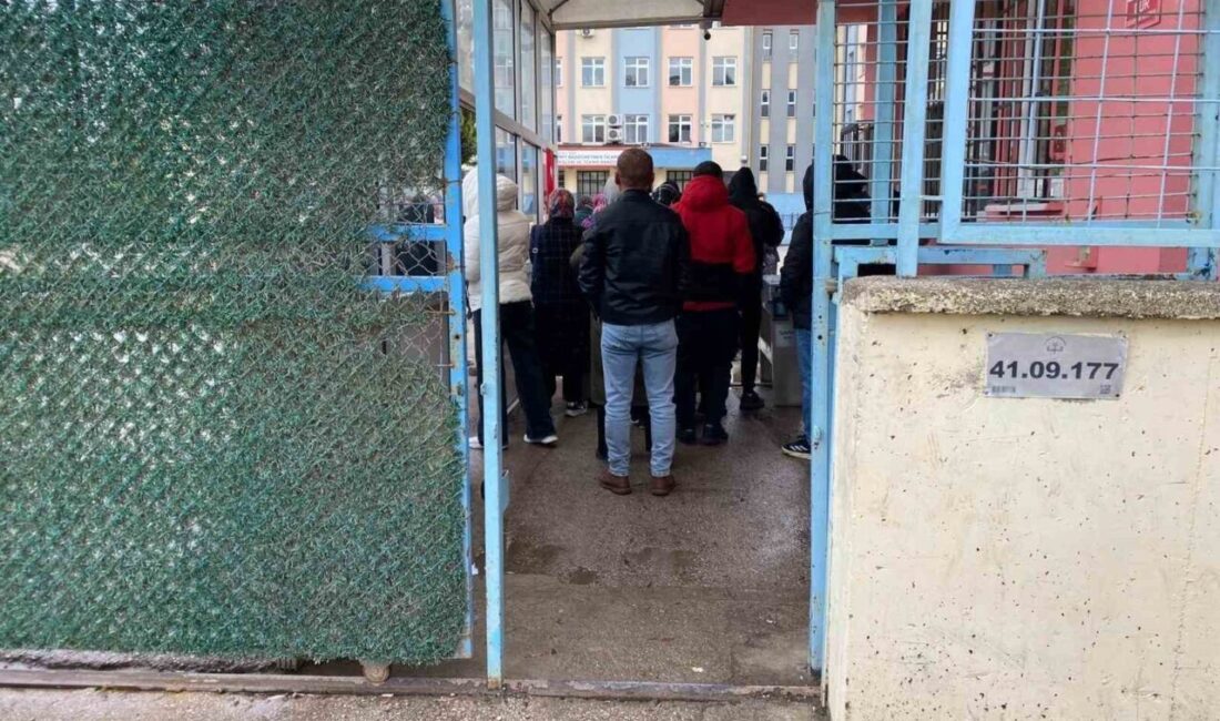 Kocaeli’nin İzmit ilçesinde bir baba, kızını rahatsız ettiğini düşündüğü bir