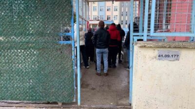 Kocaeli’nin İzmit ilçesinde bir baba, kızını rahatsız ettiğini düşündüğü bir