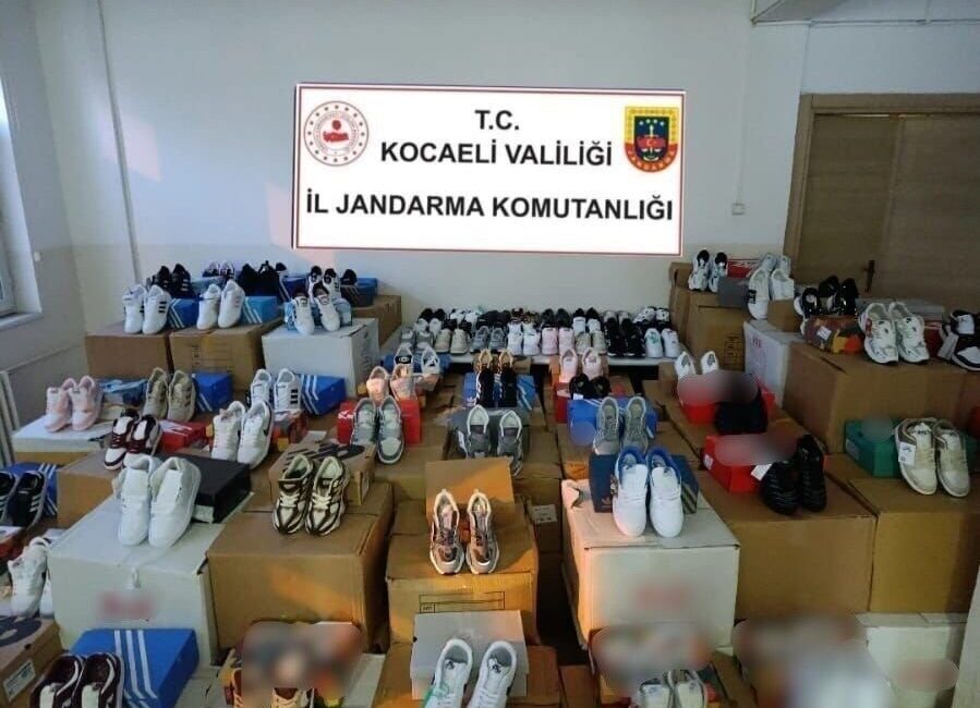 Kartepe ilçesinde faaliyet gösteren ünlü markaların taklit ürünlerine yönelik operasyon