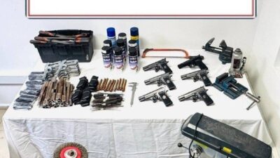 Kartepe ilçesinde jandarma ekipleri tarafından gerçekleştirilen bir operasyonda, ruhsatsız tabancalar