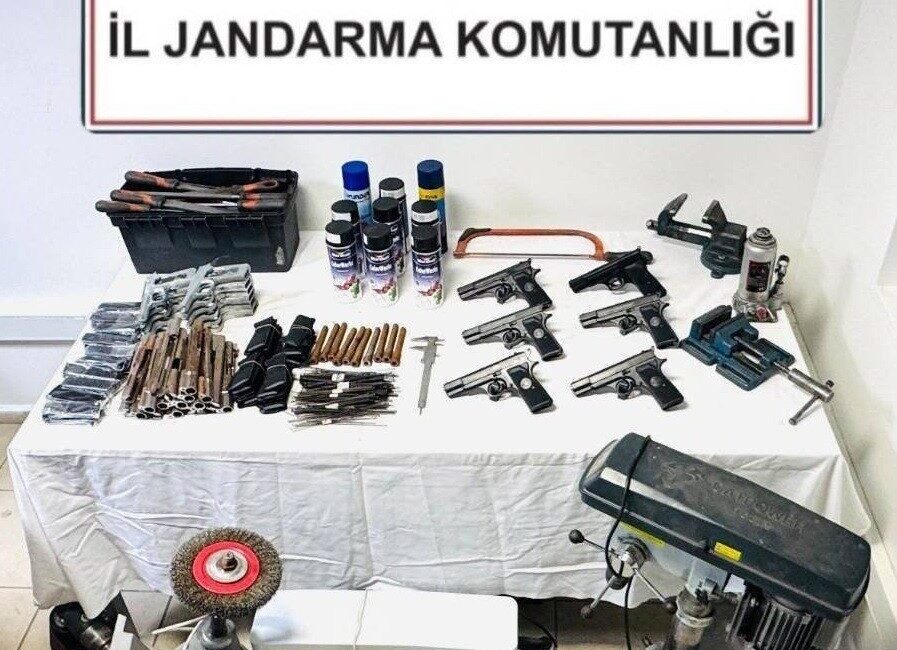 Kartepe ilçesinde jandarma ekipleri tarafından gerçekleştirilen bir operasyonda, ruhsatsız tabancalar