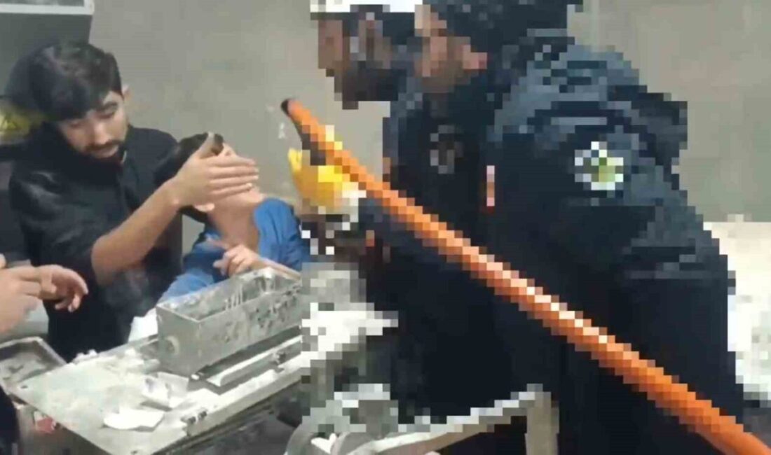 Şanlıurfa’da, kolu hamur makinesine sıkışan bir çocuk, itfaiye ekipleri tarafından