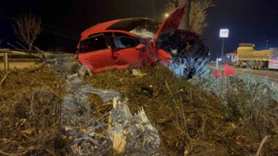 Eskişehir’de meydana gelen trafik kazasında, bir sürücü kontrolünden çıkan otomobil