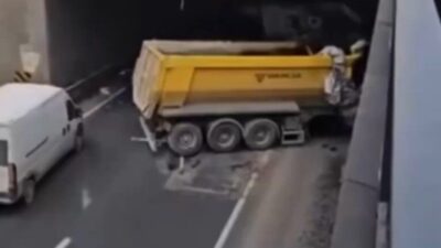 Gaziantep’te meydana gelen bir trafik kazasında, hafriyat kamyonu, panelvan tipi