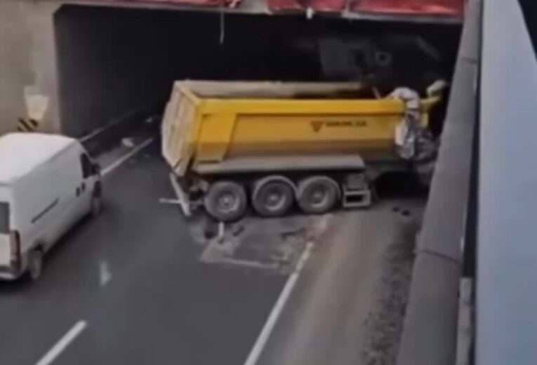 Gaziantep’te meydana gelen bir trafik kazasında, hafriyat kamyonu, panelvan tipi