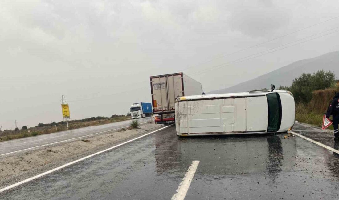 Denizli’nin Buldan ilçesinde seyir halindeki bir minibüsün kontrolünden çıkarak devrilmesi