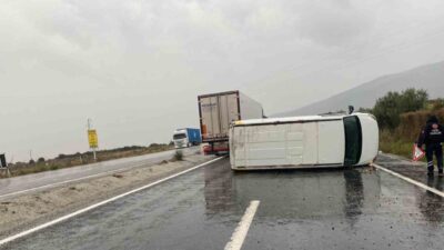 Denizli’nin Buldan ilçesinde seyir halindeki bir minibüsün kontrolünden çıkarak devrilmesi