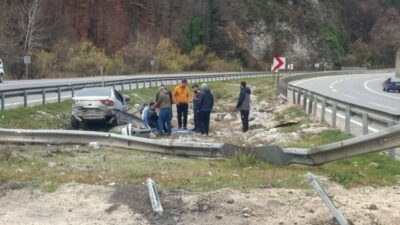 İnegöl ilçesinde meydana gelen trafik kazasında aracın kontrolünden çıkarak bariyerlere