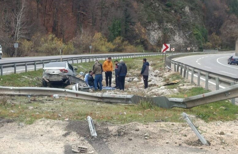 İnegöl ilçesinde meydana gelen trafik kazasında aracın kontrolünden çıkarak bariyerlere