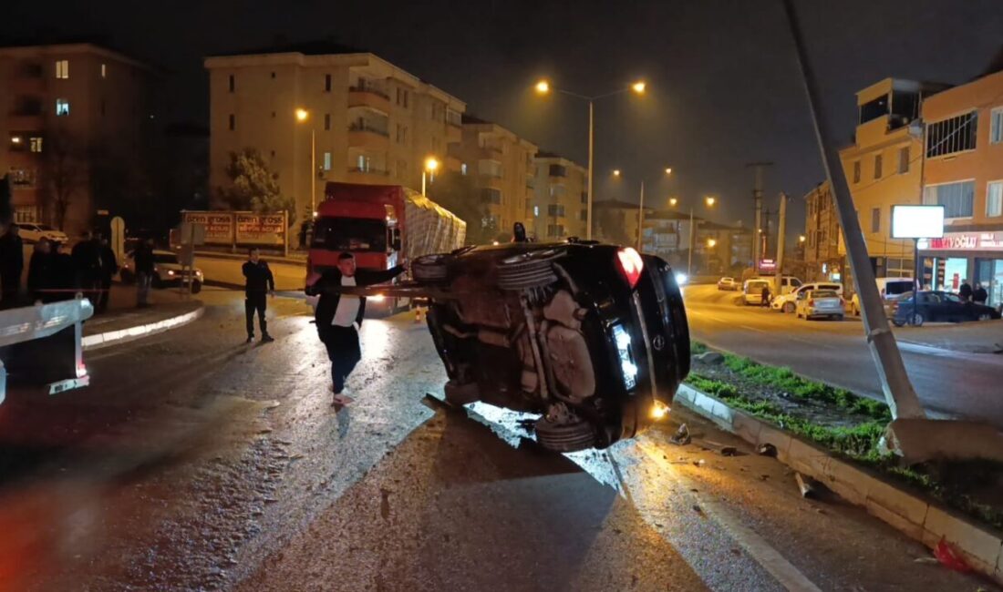 İnegöl ilçesinde yağış sebebiyle kayganlaşan yolda meydana gelen trafik kazasında