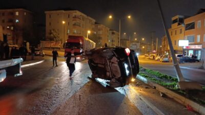 İnegöl ilçesinde yağış sebebiyle kayganlaşan yolda meydana gelen trafik kazasında