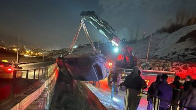 Hakkari’nin Yüksekova ilçesinde meydana gelen bir kaza sonucunda bir araç