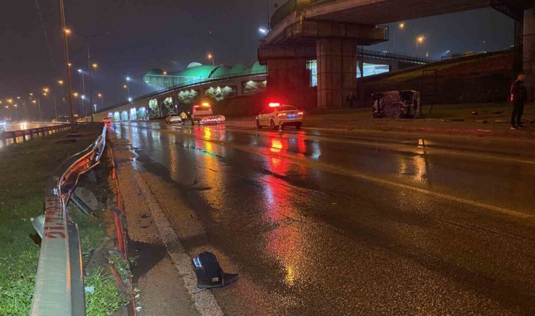 Bursa’nın Nilüfer ilçesinde meydana gelen trafik kazasında bir otomobil, yağışlı