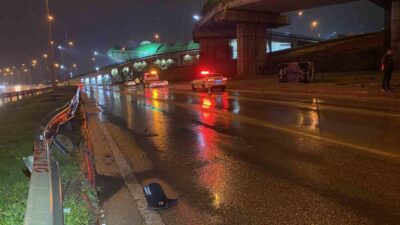 Bursa’nın Nilüfer ilçesinde meydana gelen trafik kazasında bir otomobil, yağışlı