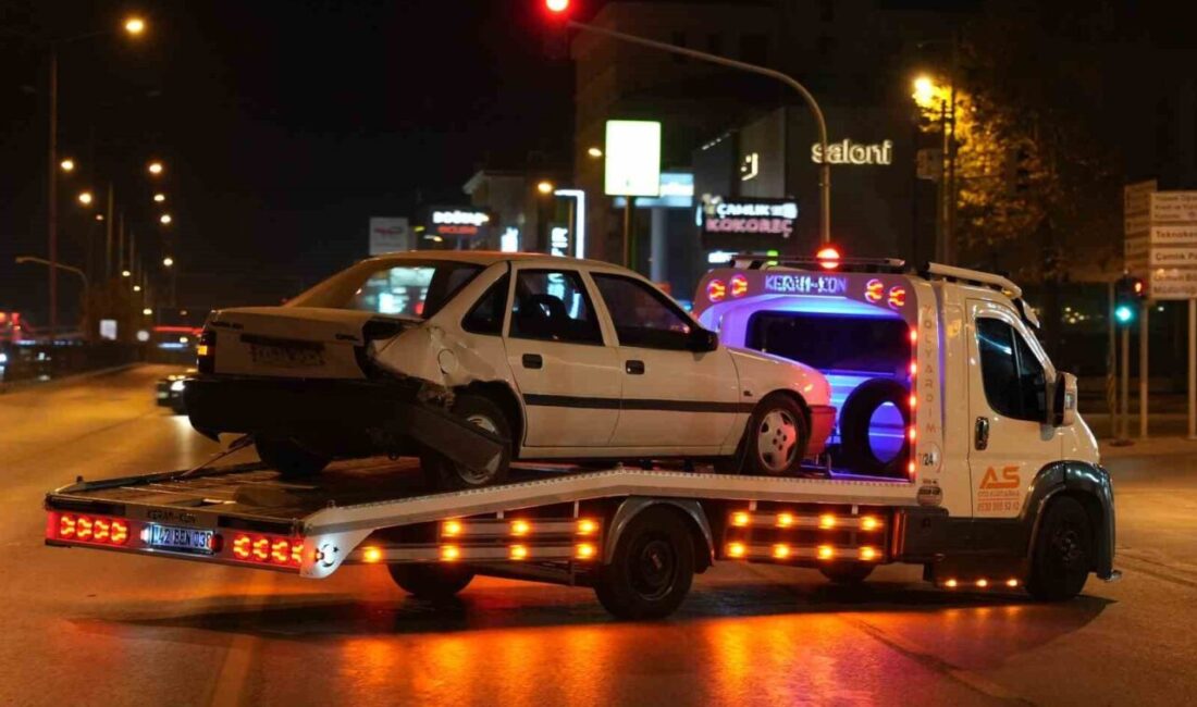 Denizli’de bir otomobilin kaza yapması sonucunda maddi hasar meydana geldi.