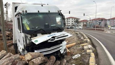 Afyonkarahisar’da meydana gelen bir trafik kazasında, bir tırın yol kenarındaki
