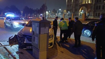 İnegöl ilçesinde meydana gelen bir trafik kazasında bir araç, başka