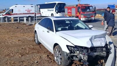 Konya’nın Hüyük ilçesinde iki otomobilin çarpışması sonucu meydana gelen trafik