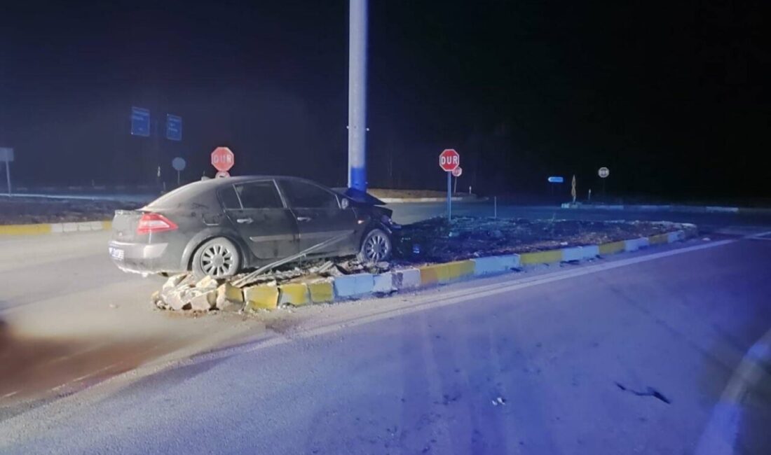 Beyşehir ilçesinde meydana gelen trafik kazasında bir otomobilin refüje çıkması