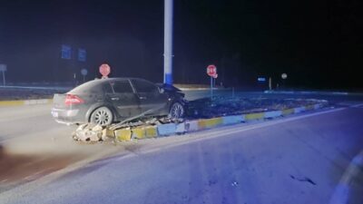 Beyşehir ilçesinde meydana gelen trafik kazasında bir otomobilin refüje çıkması