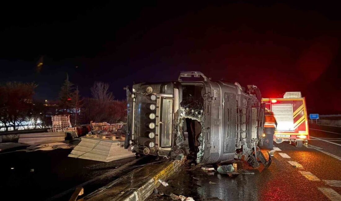 Konya’nın Kulu ilçesinde meydana gelen trafik kazasında otomobilin tıra çarpması