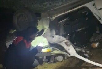 Kırşehir’de bir sürücü, köpekten kaçmaya çalışırken aracın kontrolünü kaybederek devrildi.