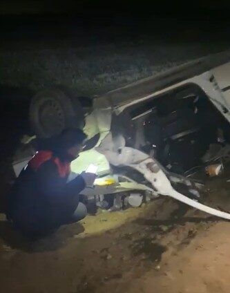 Kırşehir’de bir sürücü, köpekten kaçmaya çalışırken aracın kontrolünü kaybederek devrildi.