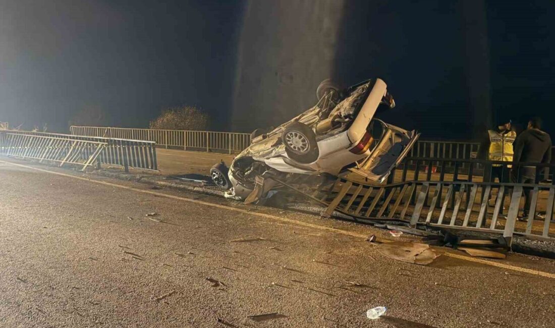 Afyonkarahisar’ın Bayat ilçesinde bir otomobil, köprü demirlerine çarptıktan sonra hurda