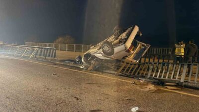 Afyonkarahisar’ın Bayat ilçesinde bir otomobil, köprü demirlerine çarptıktan sonra hurda