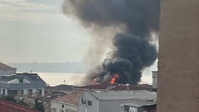 İstanbul’un Küçükçekmece ilçesindeki bir binanın çatı katında meydana gelen yangın