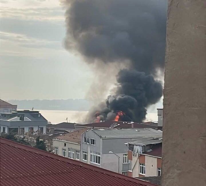 İstanbul’un Küçükçekmece ilçesindeki bir binanın çatı katında meydana gelen yangın