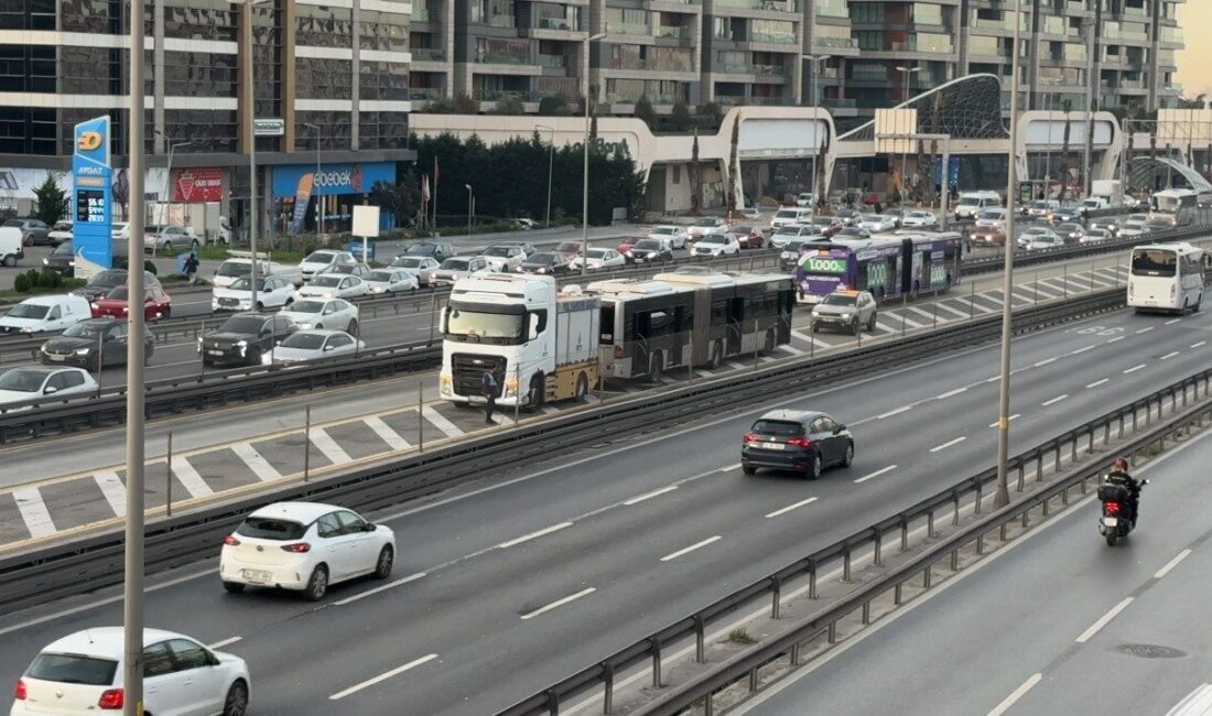 Küçükçekmece’de bir metrobüsün motor kısmında yangın çıkmasıyla yolcuların hızla tahliye