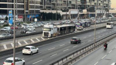 Küçükçekmece’de bir metrobüsün motor kısmında yangın çıkmasıyla yolcuların hızla tahliye