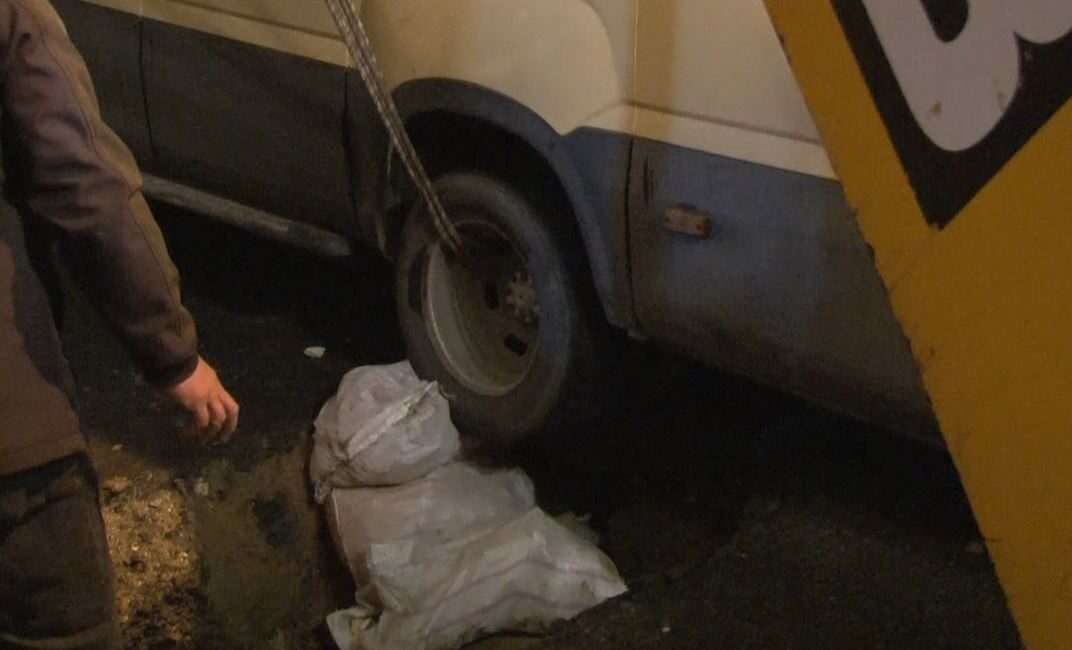 Küçükçekmece ilçesinde, yoğun yağış nedeniyle sokakta ufak çaplı bir çökme