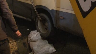 Küçükçekmece ilçesinde, yoğun yağış nedeniyle sokakta ufak çaplı bir çökme