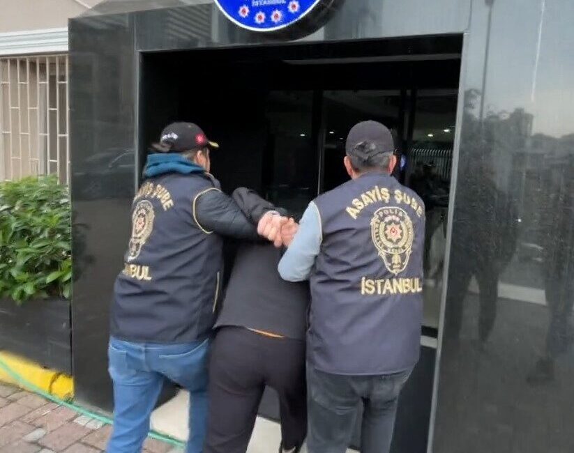 Küçükçekmece’de, polisin ‘dur’ ihtarına uymayarak araçla kaçarken bir kadını ezen