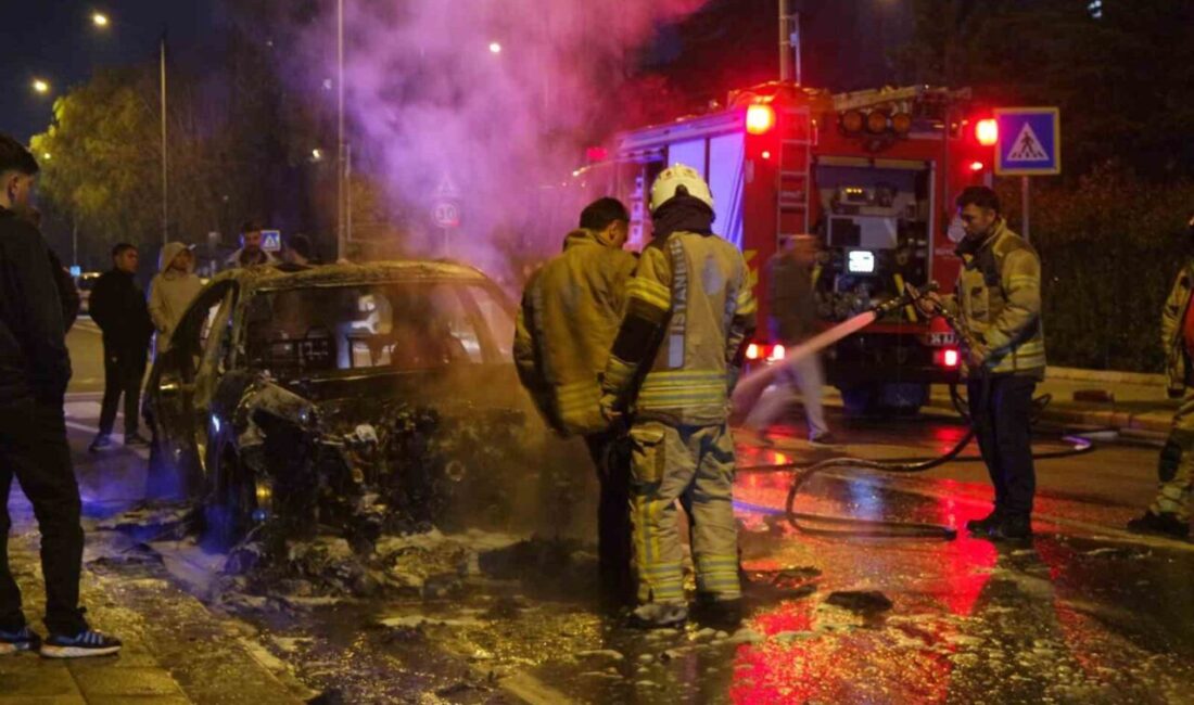 Küçükçekmece’de Bir Otomobil Alev Aldı ve Kullanılamaz Hale Geldi İstanbul