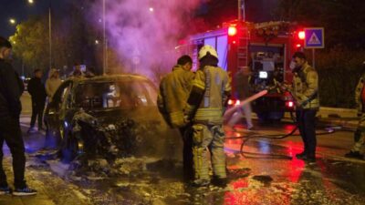 Küçükçekmece’de Bir Otomobil Alev Aldı ve Kullanılamaz Hale Geldi İstanbul