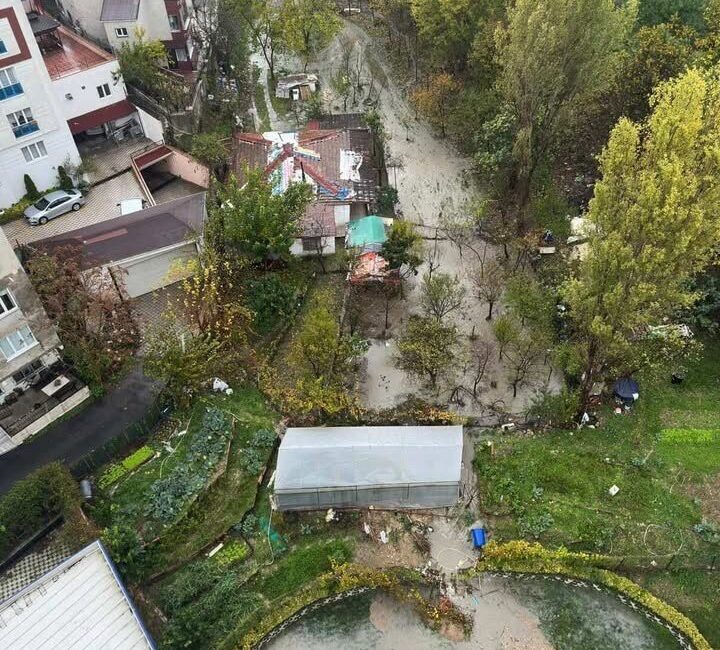 Küçükçekmece ilçesindeki bir sitede meydana gelen olayda, yoğun yağış nedeniyle