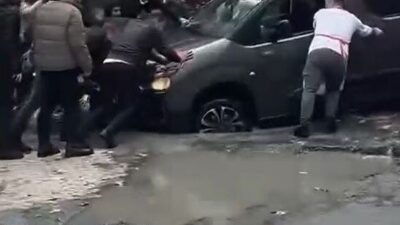 İSKİ’nin yaptığı çalışma nedeniyle kapalı olan yolda, Küçükçekmece ilçesinde sağanak