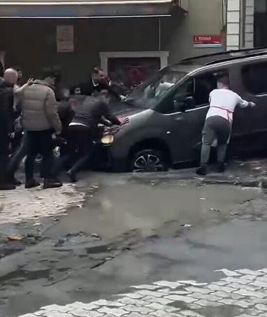 İSKİ’nin yaptığı çalışma nedeniyle kapalı olan yolda, Küçükçekmece ilçesinde sağanak