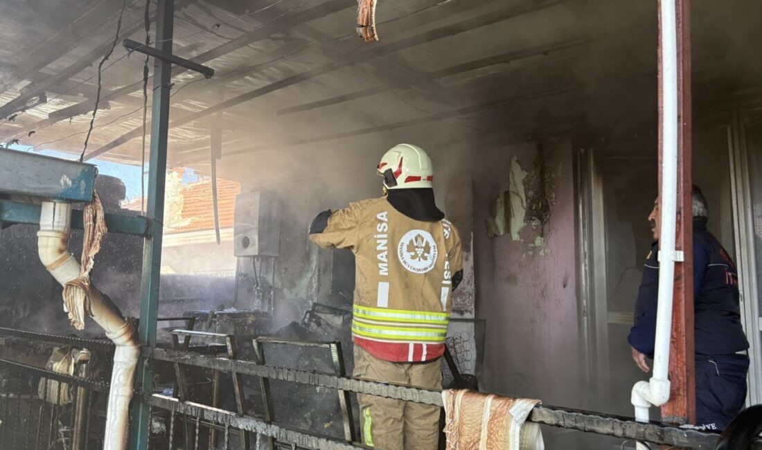Manisa’nın Kula ilçesinde bulunan tek katlı bir evde çıkan yangın,