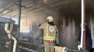 Manisa’nın Kula ilçesinde bulunan tek katlı bir evde çıkan yangın,