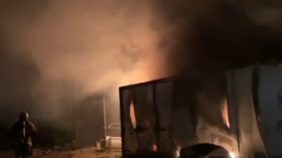 Bursa’da, işçilerin konakladığı barakada unutulan sigara izmariti, yangına neden oldu