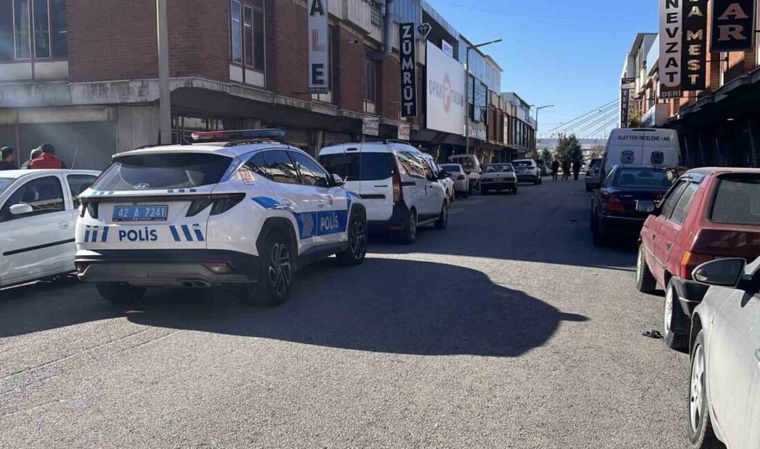 Konya’da bir sanayi sitesinde bulunan bir kunduracı dükkanındaki işçiler arasında