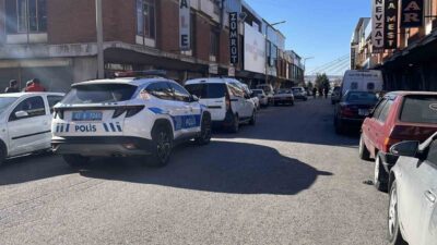 Konya’da bir sanayi sitesinde bulunan bir kunduracı dükkanındaki işçiler arasında