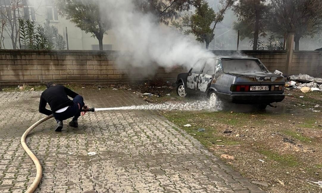 Siirt’in Kurtalan ilçesinde, Cumhuriyet Mahallesi’nde park halinde bulunan bir Fiat