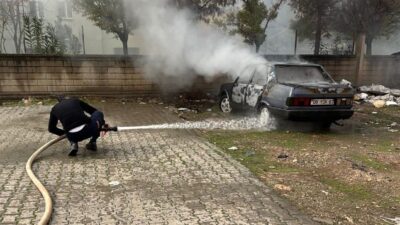 Siirt’in Kurtalan ilçesinde, Cumhuriyet Mahallesi’nde park halinde bulunan bir Fiat